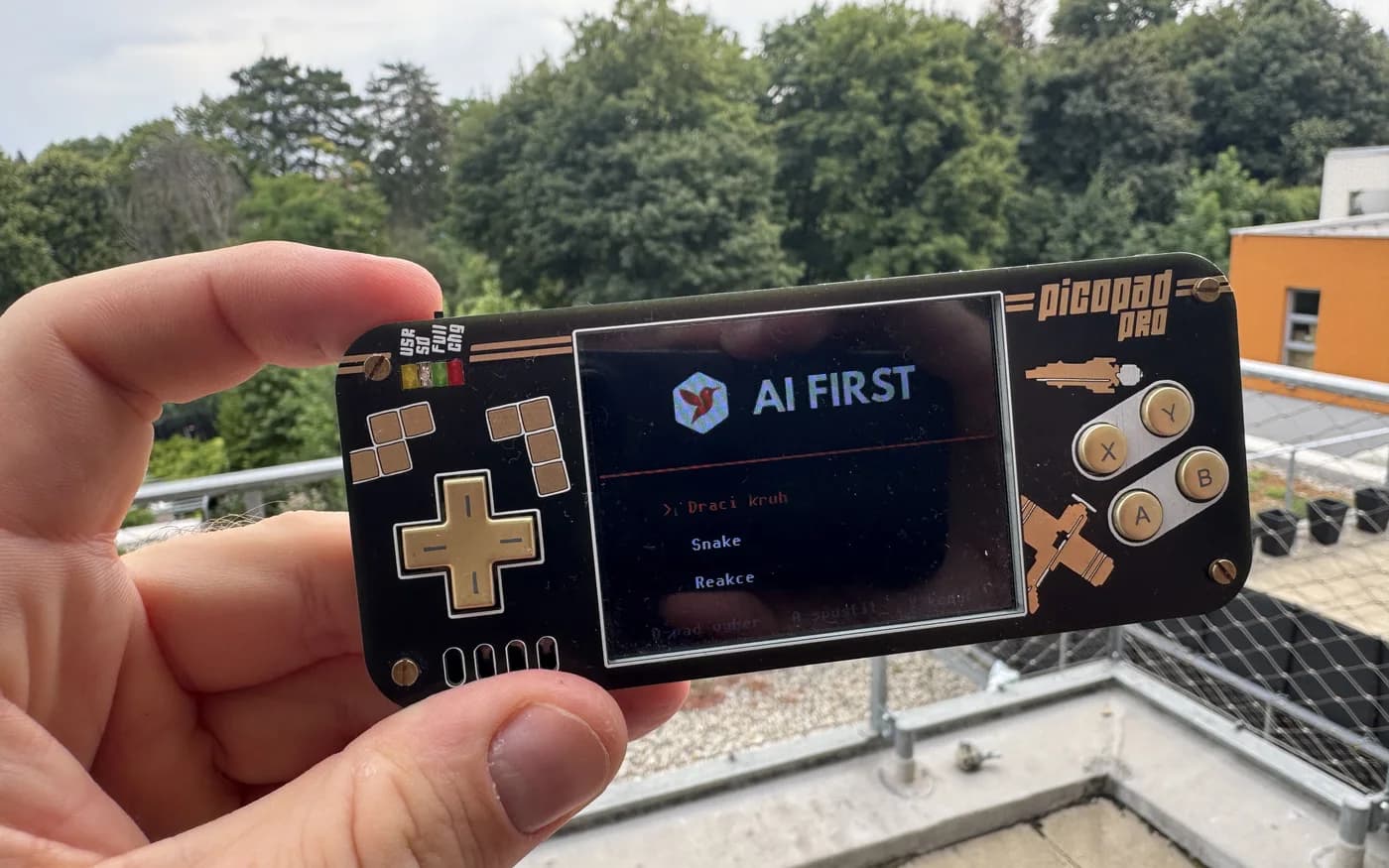 Vlastní OS a hry pro herní konzoli Picopad